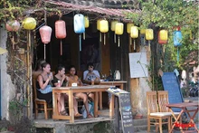 Un grand nombre de touristes internationaux visitent Hôi An