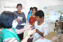 Des entreprises vietnamiennes au côté des personnes défavorisées au Cambodge. Photo: VNA