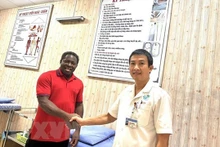 CD. Washington et le docteur Lê Anh Dung, responsable de la faculté de la médecine traditionnel. Photo: VNA