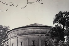 Le château d'eau de Hàng Dâu, photographié par le photographe britannique en 1992. Photo : Andy Soloman.