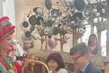 Les activités culturelles organisées à la Galerie du Musée du Pont Long Biên ont vu la participation du représentant en chef de l'UNESCO, Jonathan Wallace Baker.