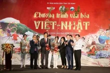 L'ambassadeur du Japon au Vietnam, Ito Naoki remet à la province de Tây Ninh 200 cerisiers en fleurs, symbole de la beauté de la culture japonaise, pour la plantation au mont Ba Den. Photo : VNA.