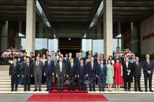 Le Président de l'Assemblée nationale, Trân Thanh Mân et les ambassadeurs et les représentants des pays membres de l'Union européenne au Vietnam. Photo : VNA
