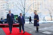 Le Premier ministre Pham Minh Chinh (droite) et son homologue roumain Ion-Marcel Ciolacu. Photo: VNA