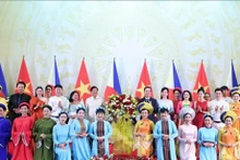 Les Présidents Vo Van Thuong et Ferdinand Marcos Jr. et leurs épouses offrent des fleurs aux artistes présents au banquet organisé le 30 janvier à Hanoi. Photo : VNA.