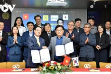 Cérémonie de signature d'une convention de coopération entre l’Association des entreprises de l’industrie auxiliaire de Hanoi (Hansiba) et le Conseil sud-coréen des hommes d’affaires de Cheongju (CEC). Photo : VOV.