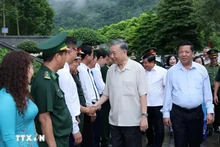 Le Président To Lam et les délégués présents au vestige national spécial de Pac Bo, commune de Truong Ha, district de Ha Quang. Photo : VNA.