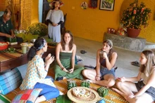 Le marché du village de pêcheurs de Tân Thành attire de nombreux touristes. Photo : VOV. 