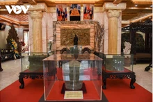 La « jarre en bronze de la culture de Dông Son », reconnue trésor national, est conservée en toute sécurité, placé dans des capots hermétiques. Photo : VOV.