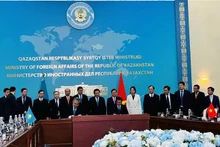 Cérémonie de signature d'un mémorandum sur l'établissement d'un partenariat de jumelage entre la province de Bac Ninh et la région du Kazakhstan oriental. Photo : VNA.