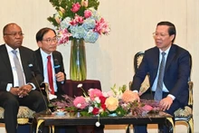  Le camarade Phan Van Mai, (à droite) membre du Comité central (CC) du Parti communiste du Vietnam (PCV), vice-secrétaire du Comité du Parti de Hô Chi Minh-Ville, et président du Comité populaire de Hô Chi Minh-Ville (à droite) et Manuel Domingos Augusto, membre du Bureau politique, rencontre le Secrétaire du CC du MPLA chargé des affaires extérieures (à gauche). Photo : www.sggp.org.vn