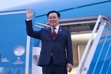 Le Président de l’Assemblée nationale Vuong Dinh Huê, à la tête d'une haute délégation parlementaire du Vietnam, a quitté Hanoi jeudi matin 21 septembre pour des visites officielles du 21 au 26 septembre au Bangladesh et en Bulgarie. Photo : VNA.