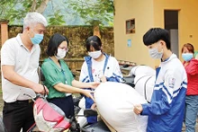 Remise de riz aux élèves des zones particulièrement défavorisées. Photo : Giaoducthoidai.vn
