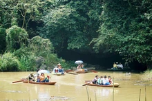 Les touristes explorent la zone d'écotourisme de Thung Nham (Ninh Binh). Photo : NDEL.