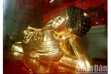 La statue du roi Trân Nhân Tông, le premier patriarche de l'école Truc Lâm Zen à la pagode Phô Minh dans la province de Nam Dinh. Photo : NDEL