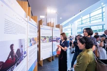 Visiteurs à l'exposition. Photo : ambassade d'Australie au Vietnam.