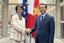 Le Vice-Premier ministre vietnamien, Trân Hông Hà, et la directrice générale adjointe de l’Agence française de Développement (AFD), Marie-Hélène Loison. Photo : VNA.