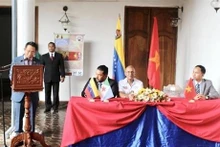 L’ambassadeur du Vietnam au Venezuela, Lê Viêt Duyên, prend la parole lors de la cérémonie de la création de l’Association des amis du Vietnam à l'État de Mérida. Photo : VNA.
