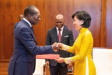 L'ambassadrice du Vietnam au Bénin, Dang Thi Thu Hà, présente ses lettres de créance du Président vietnamien Nguyên Xuân Phuc à son homologue béninois Patrice Talon. Photo: VNA