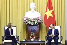 La gouverneure de l'Etat de l’Oregon des Etats-Unis, Kate Brown et le Président Nguyên Xuân (à droite). Photo : VNA.