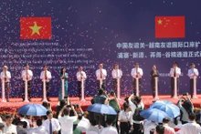 Les délégués lors de la cérémonie d’inauguration de la paire de postes-frontières Huu Nghi – Youyi Guan. Photo : VNA.