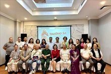 L'ambassadrice du Vietnam en Hongrie, Nguyên Thi Bich Thao et des représentants du club Truong Sa. Photo : VNA.