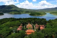 Le monastère zen Truc Lâm, une oasis tranquille au sommet de la montagne Phung Hoàng. Photo: anninhthudo.vn