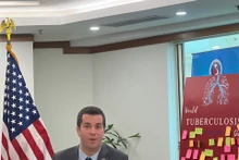 Le directeur national du Centre américain de prévention et de contrôle des maladies (CDC) au Vietnam, Eric Dziuban, lors de la table ronde avec la presse le 30 octobre. Photo : kinhtedothi.vn