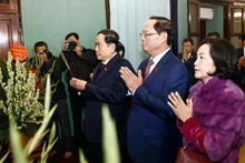Le président de l’Assemblée nationale Trân Thanh Mân rend hommage au Président Hô Chi Minh. Photo: VNA 