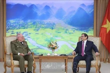 Le Premier ministre Pham Minh Chinh (à droite) et Álvaro López Miera, ministre des Forces armées révolutionnaires cubaines. Photo : VNA.