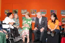 Le roi Philippe et la reine Mathilde de Belgique rencontrent des enfants touchés par l'agent orange. Photo : VNA.