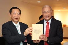 Le vice-président de la Commission des affaires intérieures du Comité central du PCV, Nguyên Thai Hoc offre un livre du secrétaire général du PCV Nguyên Phu Trong au secrétaire général du Parti du Travail du Mexique (PT), Alberto Anaya Guitiérrez. Photo : VNA