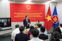Le vice-président du Comité central (CC) du Front de la Patrie du Vietnam (FPV), Nguyên Huu Dung, rencontre des représentants d'associations vietnamiennes au Japon. Photo : VNA.