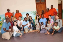 La délégation de l'ambassade du Vietnam en Tanzanie, Viettel Tanzanie (Halotel) et les enfants. Photo : baoquocte.vn