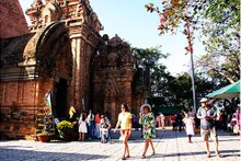 La tour Ponagar a été construite par l’ethnie Cham entre le VIIIe et le XIIIe siècle, pour vénérer la déesse Ponagar, la mère du pays cham. Photo : dulich.petrotimes.vn