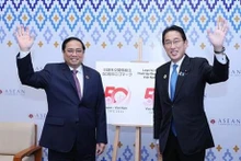 Le Premier ministre Pham Minh Chinh (à gauche) et son homologue japonais Kishida Fumio. Photo : VNA.
