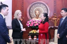 La secrétaire adjointe du Comité du Parti et présidente du Conseil populaire de Hô Chi Minh-Ville, Nguyên Thi Lê (à droite) et la sous-secrétaire d’État adjointe américaine pour le Bureau des affaires de l’Asie de l’Est et du Pacifique du Département d’État américain, Melissa Brown. Photo : VNA.
