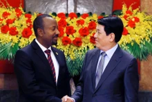 Le président de l'État, Luong Cuong (droite) et le Premier ministre éthiopien, Abiy Ahmed Ali, en visite officielle au Vietnam et participant au 4e Sommet du P4G. Photo : VNA 
