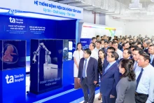 Le Premier ministre vietnamien Pham Minh Chinh visite le stand de l'Hôpital Tâm Anh lors du Salon international de l'innovation du Vietnam 2023. Photo : nhandan.vn