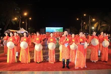 Le spectacle des áo dài (tunique traditionnelle vietnamienne) dans la ville de Nha Trang. Photo : VNA.