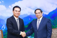 Le Premier ministre vietnamien Pham Minh Chinh (à droite) a reçu ce lundi 19 août à Hanoi le ministre lao du Plan et de l'Investissement, Phet Phomphiphak et président du Comité de coopération Laos-Vietnam. Photo : VNA.