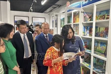 La vice-ministre Lê Thi Thu Hang a également assisté à la cérémonie d'inauguration d’une « Bibliothèque vietnamienne » en France. Photo : VNA.