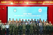 Les délégués et les apprenants lors de la cérémonie d'inauguration du cours de formation. Photo: qdnd.vn