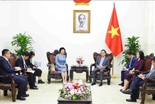 Le vice-Premier ministre Trân Luu Quang (à droite, au centre) recevant la présidente du groupe Sailun, Liu Yan Hua, à Hanoi, le 29 juillet. Photo : VNA.