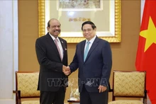 Le Premier ministre Pham Minh Chinh (droite) reçoit Yusuff Ali Musaliam Veettil Abdul Kader, président du group international Lulu. Photo : VNA.