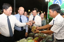 Les visiteurs et les habitants lors de la foire commerciale et industrielle dans la région côtière du Centre méridional - Ninh Thuân 2023. Photo : NDEL.