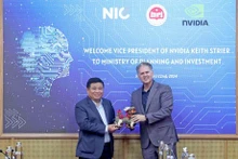 Le ministre du Plan et de l'Investissement Nguyen Chi Dung et Keith Strier, vice-président des initiatives mondiales d'Intelligence artificielle chez NVIDIA Corporation. Photo: MPI