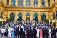 Le Président de la République Nguyên Xuân Phuc pose avec les délégués participant à la 22e Assemblée du Conseil mondial de la paix. Photo : VNA.
