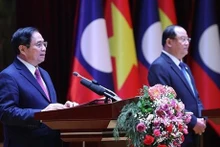 Les Premiers ministres vietnamien Pham Minh Chinh (à gauche) et lao Sonexay Siphandone lors de la conférence de presse, à Vientiane, le 11 janvier. Photo : VNA.