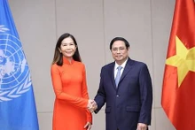 Le Premier ministre Pham Minh Chinh serre la main de la coordonnatrice résidente de l’ONU au Vietnam, Pauline Tamesis. Photo: VNA